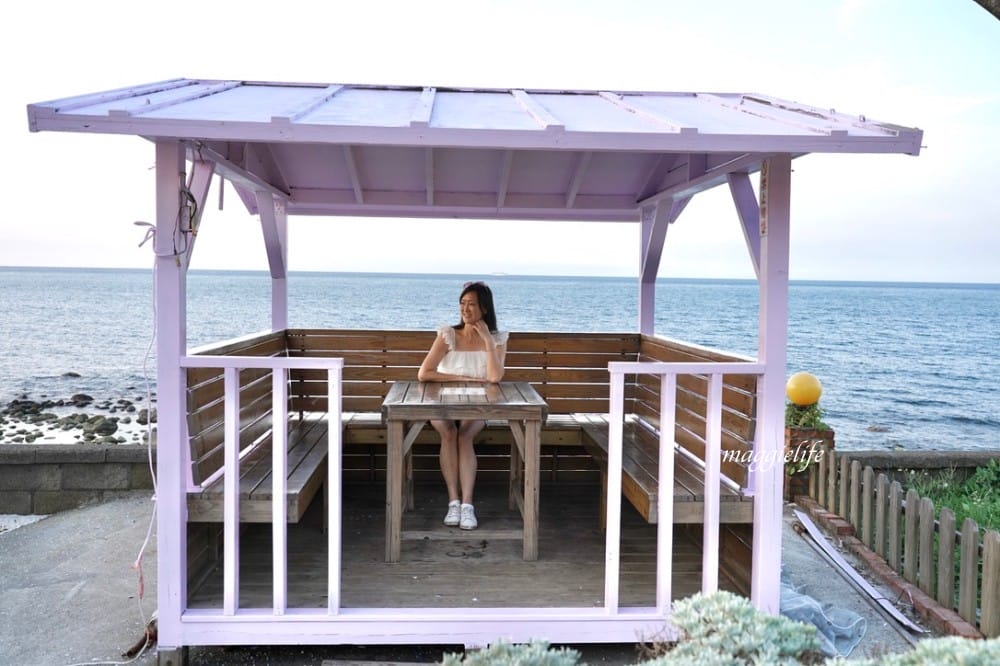 新北石門｜海堤咖啡，北海岸無敵海景咖啡廳，峇里島彩色小木屋，營業到半夜11點！