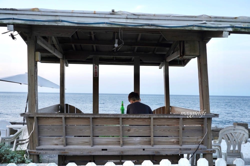 新北石門｜海堤咖啡，北海岸無敵海景咖啡廳，峇里島彩色小木屋，營業到半夜11點！