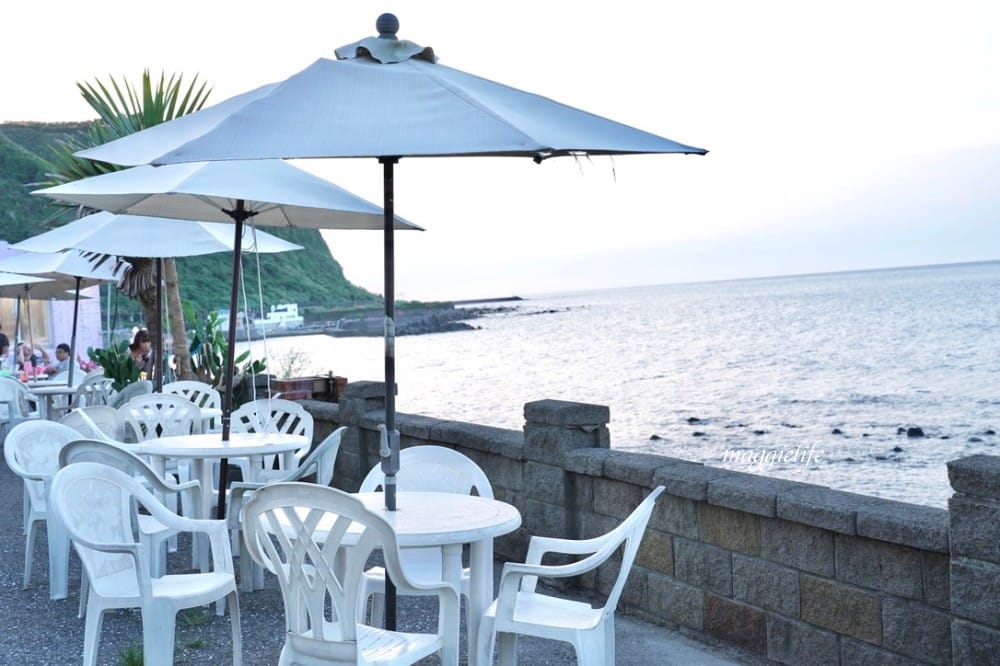 新北石門｜海堤咖啡，北海岸無敵海景咖啡廳，峇里島彩色小木屋，營業到半夜11點！