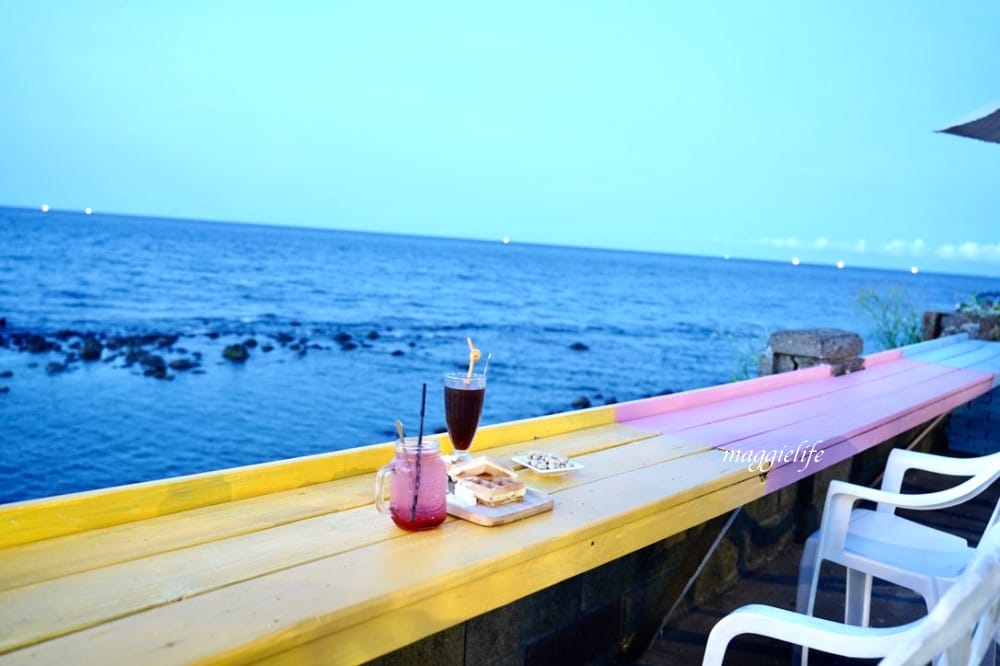 新北石門｜海堤咖啡，北海岸無敵海景咖啡廳，峇里島彩色小木屋，營業到半夜11點！