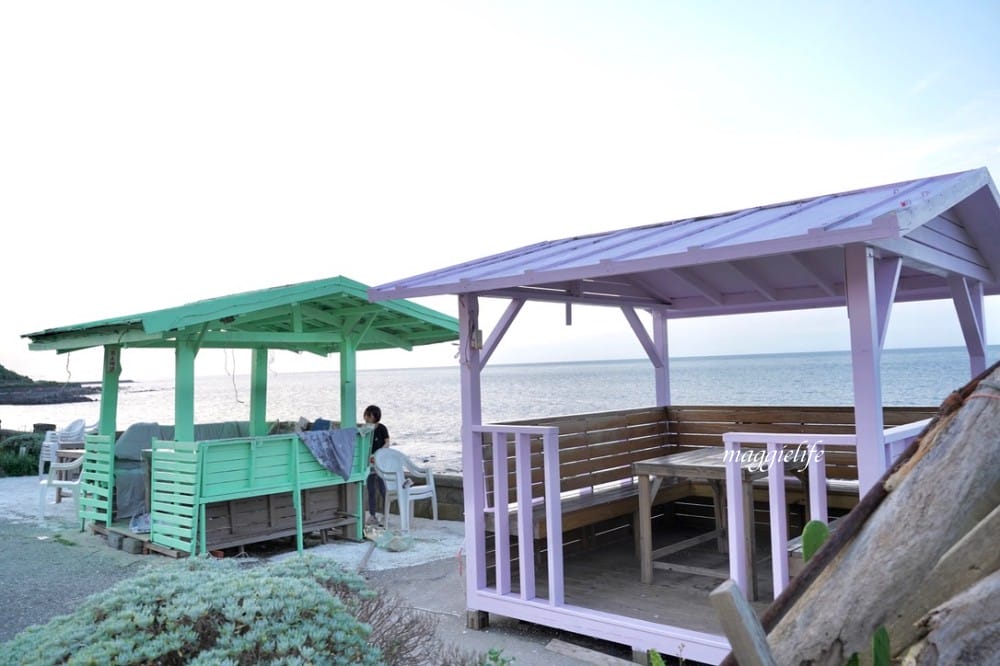 新北石門｜海堤咖啡，北海岸無敵海景咖啡廳，峇里島彩色小木屋，營業到半夜11點！