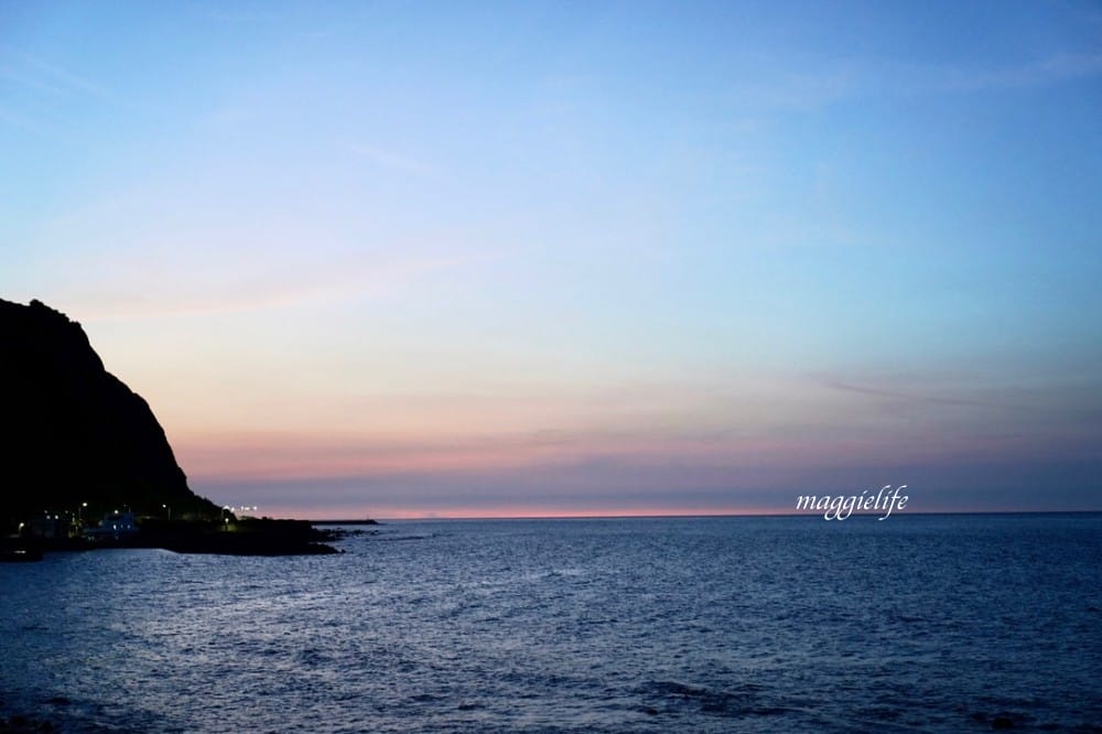 新北石門｜海堤咖啡，北海岸無敵海景咖啡廳，峇里島彩色小木屋，營業到半夜11點！