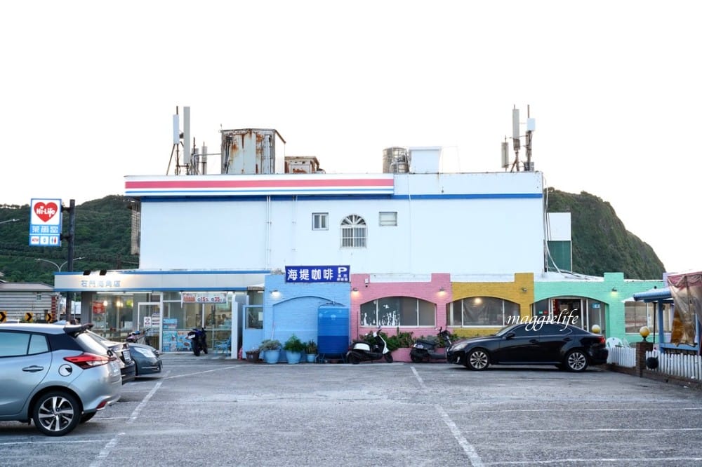 新北石門｜海堤咖啡，北海岸無敵海景咖啡廳，峇里島彩色小木屋，營業到半夜11點！