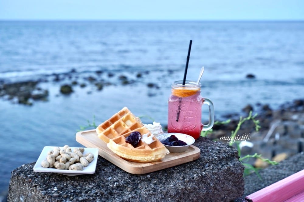 新北石門｜海堤咖啡，北海岸無敵海景咖啡廳，峇里島彩色小木屋，營業到半夜11點！