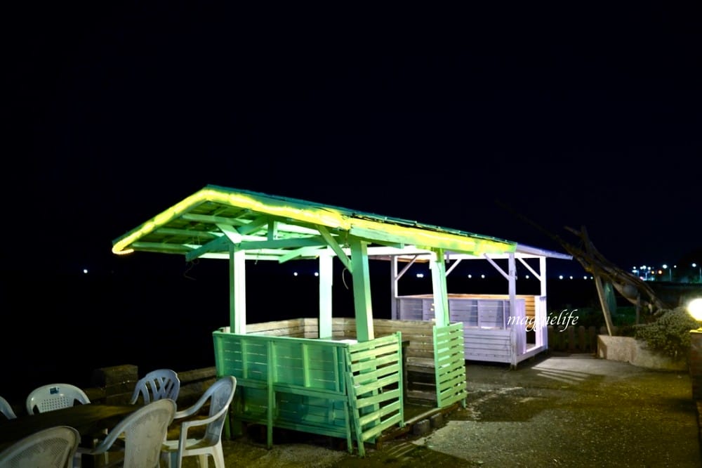 新北石門｜海堤咖啡，北海岸無敵海景咖啡廳，峇里島彩色小木屋，營業到半夜11點！