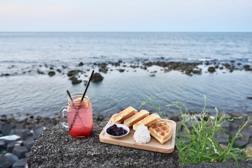 新北石門｜海堤咖啡，北海岸無敵海景咖啡廳，峇里島彩色小木屋，營業到半夜11點！