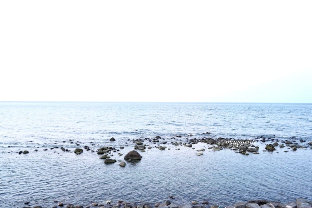 新北石門｜海堤咖啡，北海岸無敵海景咖啡廳，峇里島彩色小木屋，營業到半夜11點！