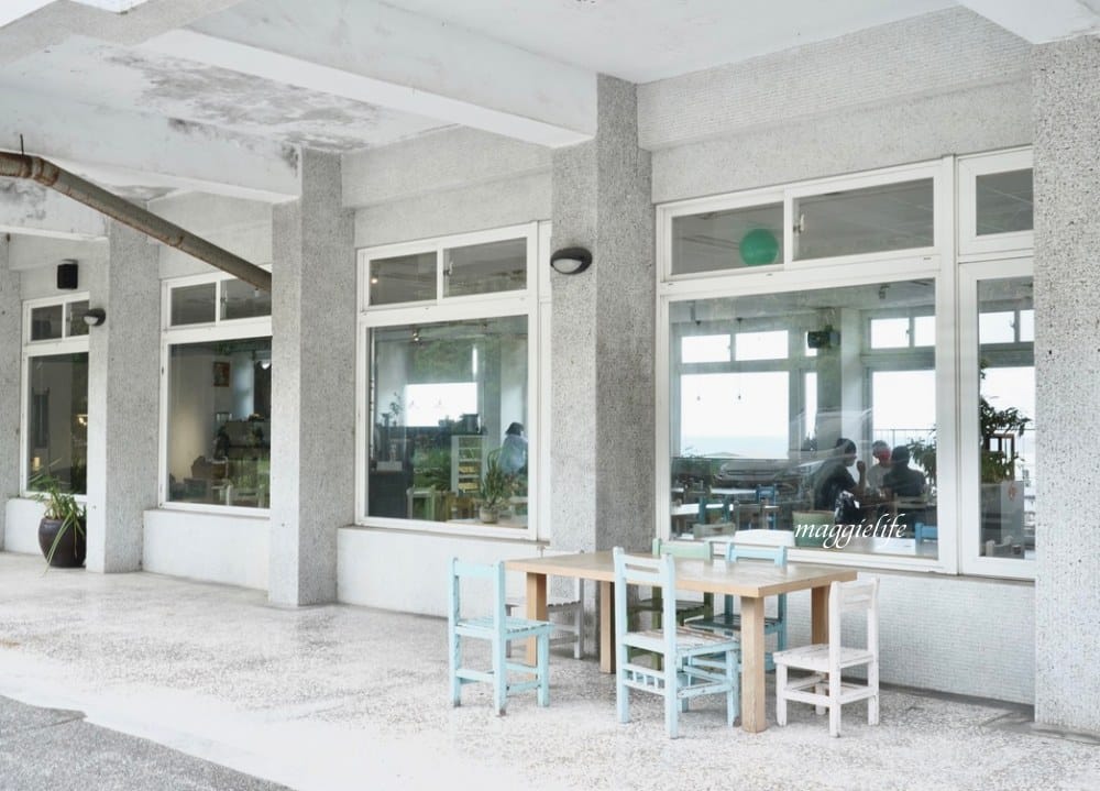 新北石門｜白日夢Tea & Cafe，石門廢棄國小裡的無敵海景咖啡廳，彩色馬卡龍課桌椅重溫兒時舊夢！