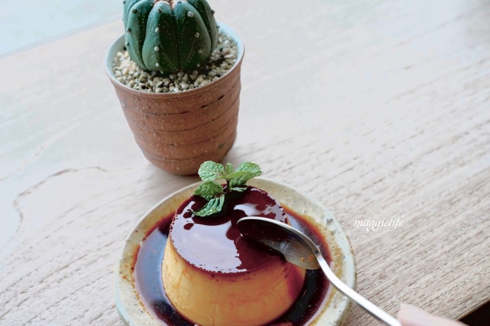 新北石門｜白日夢Tea & Cafe，石門廢棄國小裡的無敵海景咖啡廳，彩色馬卡龍課桌椅重溫兒時舊夢！