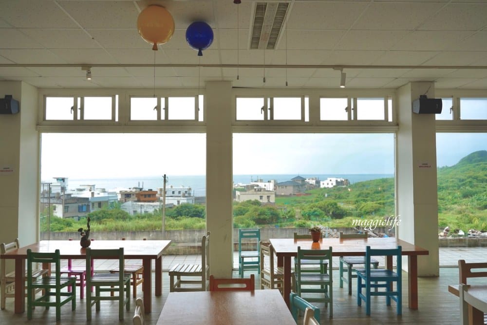 新北石門｜白日夢Tea & Cafe，石門廢棄國小裡的無敵海景咖啡廳，彩色馬卡龍課桌椅重溫兒時舊夢！