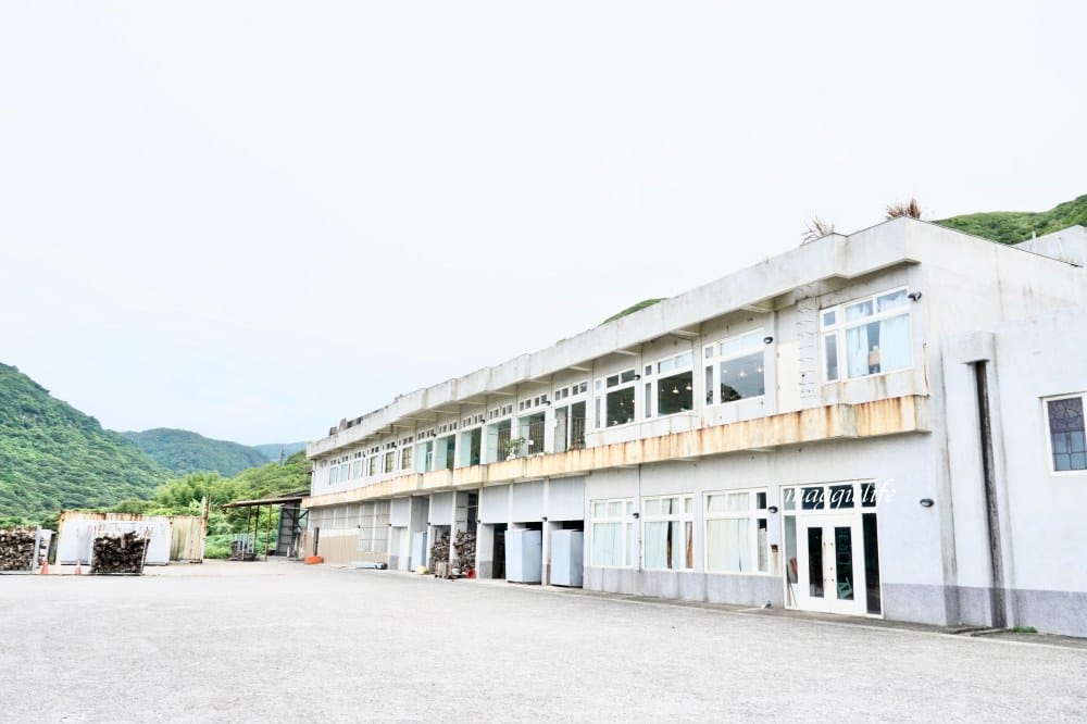 新北石門|白日夢Tea & Cafe,石門廢棄國小裡的無敵海景咖啡廳,彩色馬卡龍課桌椅重溫兒時舊夢! - 第4張圖 新北石門|白日夢Tea & Cafe,石門廢棄國小裡的無敵海景咖啡廳,彩色馬卡龍課桌椅重溫兒時舊夢!