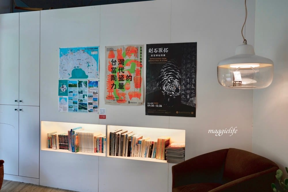 新北石門｜白日夢Tea & Cafe，石門廢棄國小裡的無敵海景咖啡廳，彩色馬卡龍課桌椅重溫兒時舊夢！