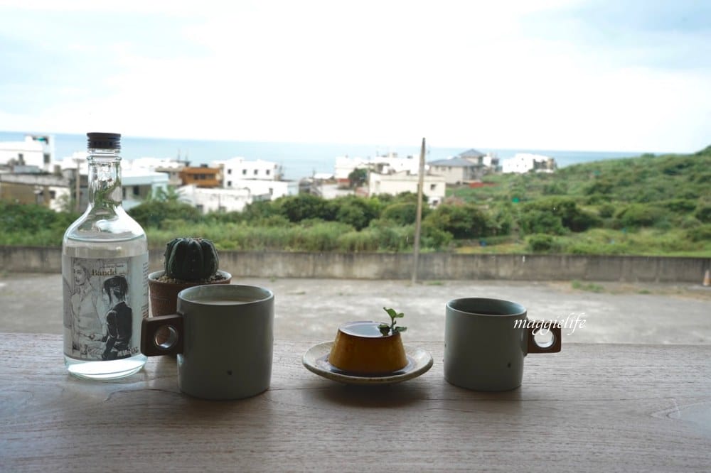 新北石門｜白日夢Tea & Cafe，石門廢棄國小裡的無敵海景咖啡廳，彩色馬卡龍課桌椅重溫兒時舊夢！