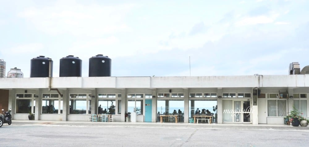 新北石門|白日夢Tea & Cafe,石門廢棄國小裡的無敵海景咖啡廳,彩色馬卡龍課桌椅重溫兒時舊夢! - 第2張圖 新北石門|白日夢Tea & Cafe,石門廢棄國小裡的無敵海景咖啡廳,彩色馬卡龍課桌椅重溫兒時舊夢!