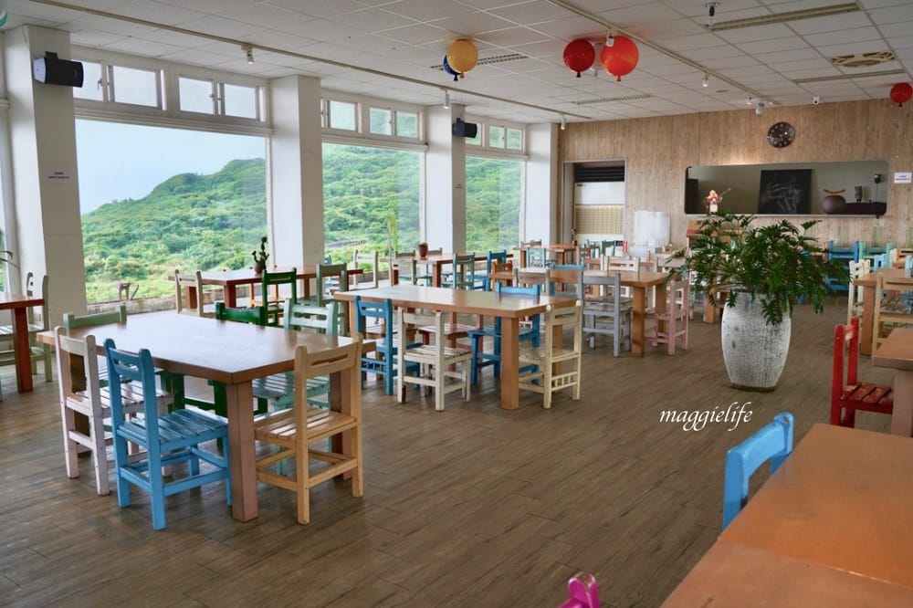 新北石門｜白日夢Tea & Cafe，石門廢棄國小裡的無敵海景咖啡廳，彩色馬卡龍課桌椅重溫兒時舊夢！