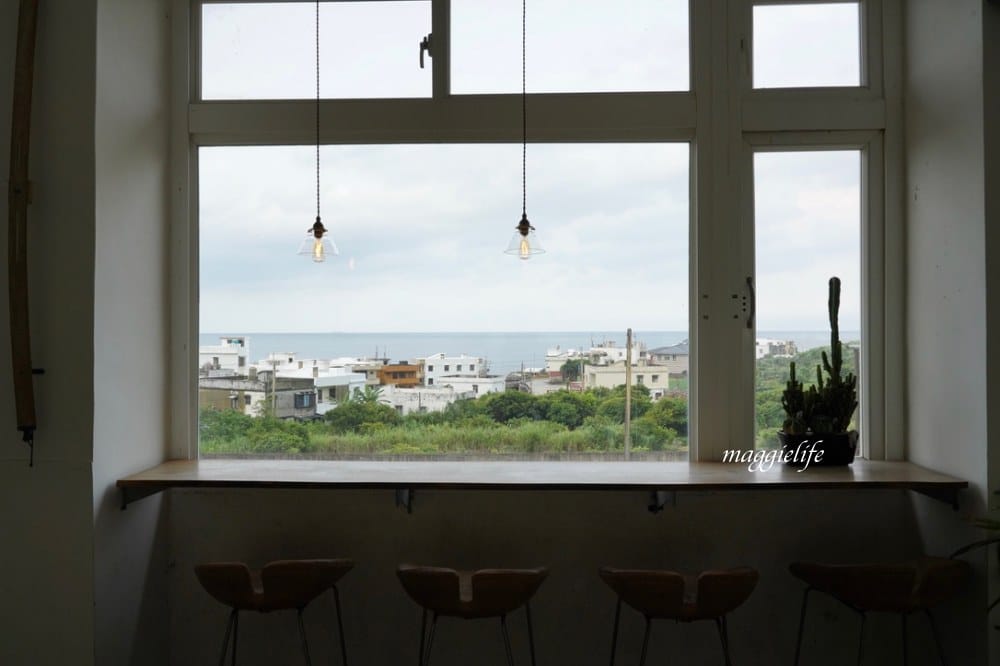 新北石門｜白日夢Tea & Cafe，石門廢棄國小裡的無敵海景咖啡廳，彩色馬卡龍課桌椅重溫兒時舊夢！