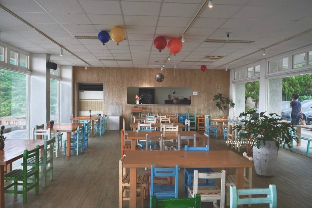 新北石門|白日夢Tea & Cafe,石門廢棄國小裡的無敵海景咖啡廳,彩色馬卡龍課桌椅重溫兒時舊夢! - 第15張圖 新北石門|白日夢Tea & Cafe,石門廢棄國小裡的無敵海景咖啡廳,彩色馬卡龍課桌椅重溫兒時舊夢!