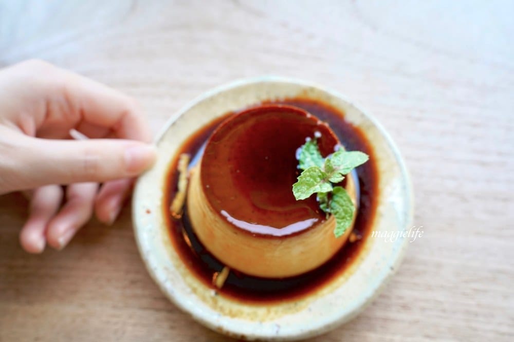 新北石門｜白日夢Tea & Cafe，石門廢棄國小裡的無敵海景咖啡廳，彩色馬卡龍課桌椅重溫兒時舊夢！