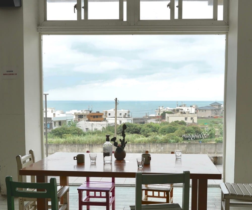 【新北石門】白日夢Tea &#038; Cafe，石門廢棄國小裡的無敵海景咖啡廳，彩色馬卡龍課桌椅重溫兒時舊夢！ @瑪姬幸福過日子