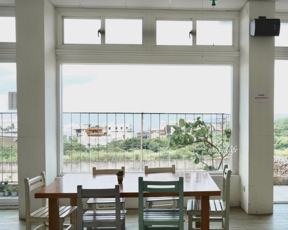 新北石門｜白日夢Tea & Cafe，石門廢棄國小裡的無敵海景咖啡廳，彩色馬卡龍課桌椅重溫兒時舊夢！