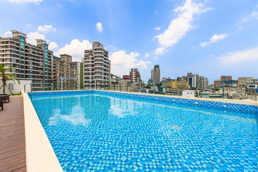 宜蘭礁溪福朋喜來登酒店溫泉飯店，露天溫水無邊際SPA泳池，獨立湯屋，全台最好玩的親子積木飯店，下午茶吃到飽！