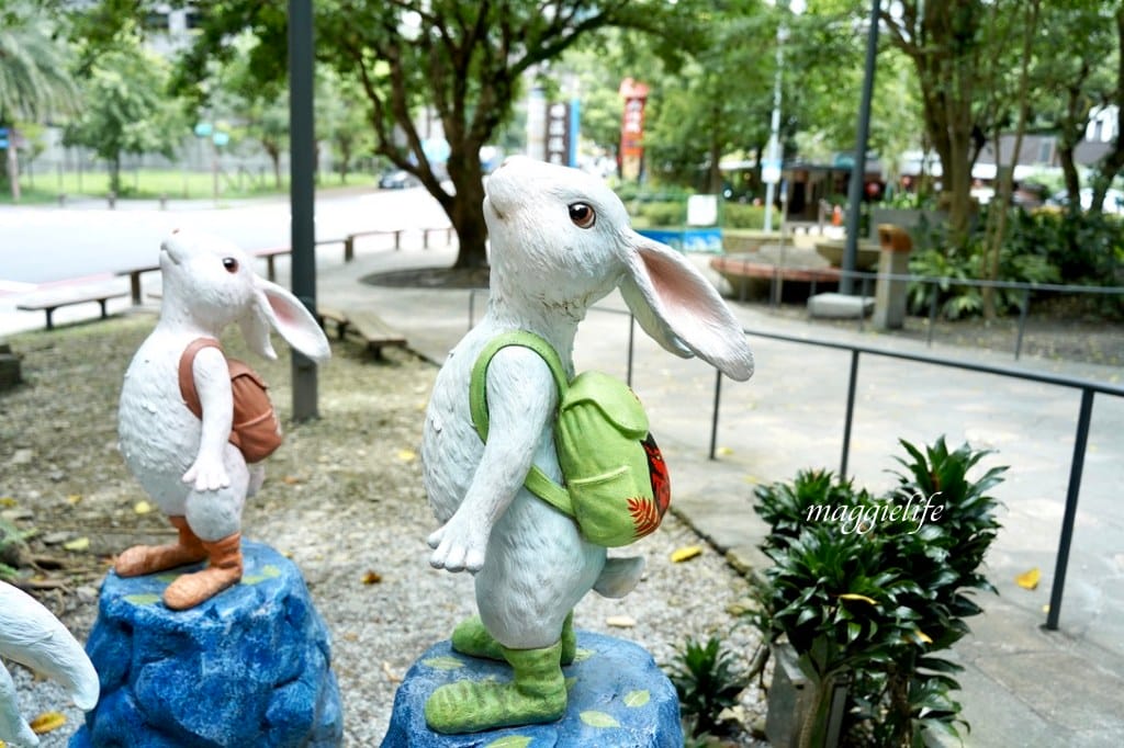【宜蘭免費景點】礁溪轉運站幾米兔子裝置藝術，毛毛兔超級可愛的，一路通道礁溪溫公園！