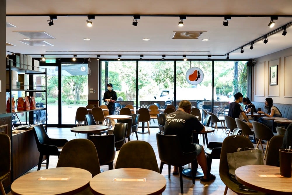 金門咖啡|金門路易莎金城店,綠意盎然的公園邊,滿滿的插座旅人休息最佳去處! - 第4張圖 金門咖啡|金門路易莎金城店,綠意盎然的公園邊,滿滿的插座旅人休息最佳去處!