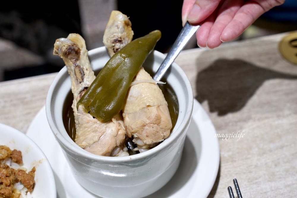 雨川食堂，金門高粱肉燥飯，一條根雞湯，超級好吃的