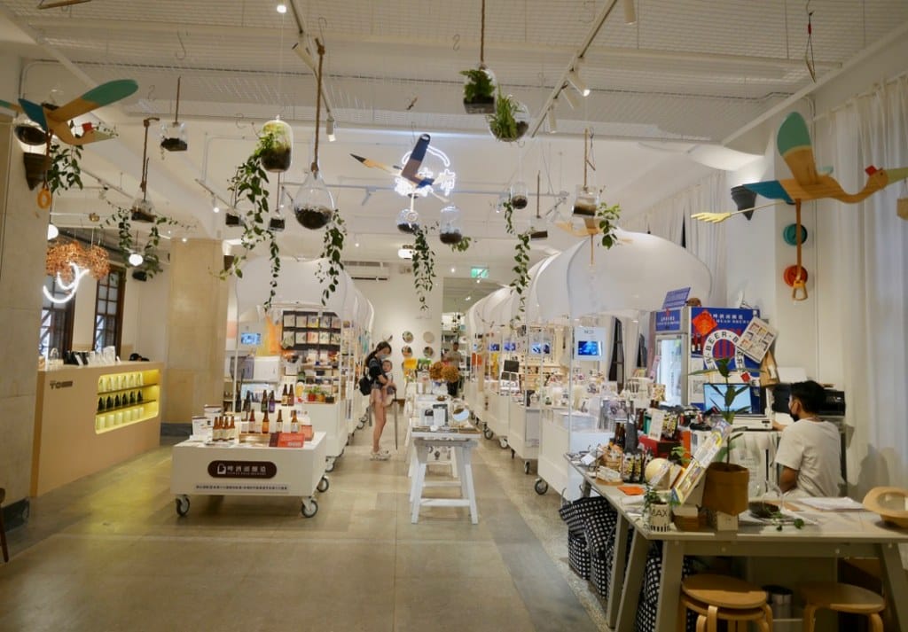 台北車站古蹟咖啡|COFFEE TO 國家攝影文化中心咖啡廳,隱身在80年日式古蹟之中的美好咖啡廳,不限時/外帶! - 第4張圖 台北車站古蹟咖啡|COFFEE TO 國家攝影文化中心咖啡廳,隱身在80年日式古蹟之中的美好咖啡廳,不限時/外帶!