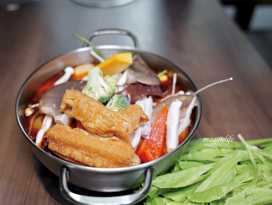 西門火鍋｜前鎮水產火鍋吃到飽只要598，花蟹，干貝，鮮蝦，生魚片，海鮮，通通吃到飽！我心中台北第一名的火鍋吃到飽！