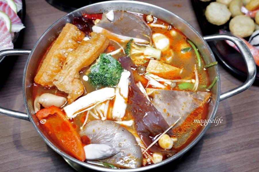 西門火鍋｜前鎮水產火鍋吃到飽只要598，花蟹，干貝，鮮蝦，生魚片，海鮮，通通吃到飽！我心中台北第一名的火鍋吃到飽！