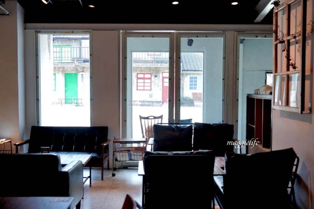 好丘信義店｜好丘貝果聯手米其林名廚James ，打造10款星級主廚手做食材真食貝果，生食級煙燻鮭魚好吃到流淚！四四南村晚上還有超好拍免費光雕秀！