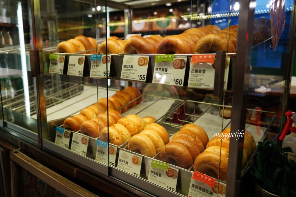 好丘信義店｜好丘貝果聯手米其林名廚James ，打造10款星級主廚手做食材真食貝果，生食級煙燻鮭魚好吃到流淚！四四南村晚上還有超好拍免費光雕秀！