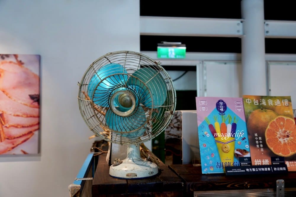 好丘信義店｜好丘貝果聯手米其林名廚James ，打造10款星級主廚手做食材真食貝果，生食級煙燻鮭魚好吃到流淚！四四南村晚上還有超好拍免費光雕秀！