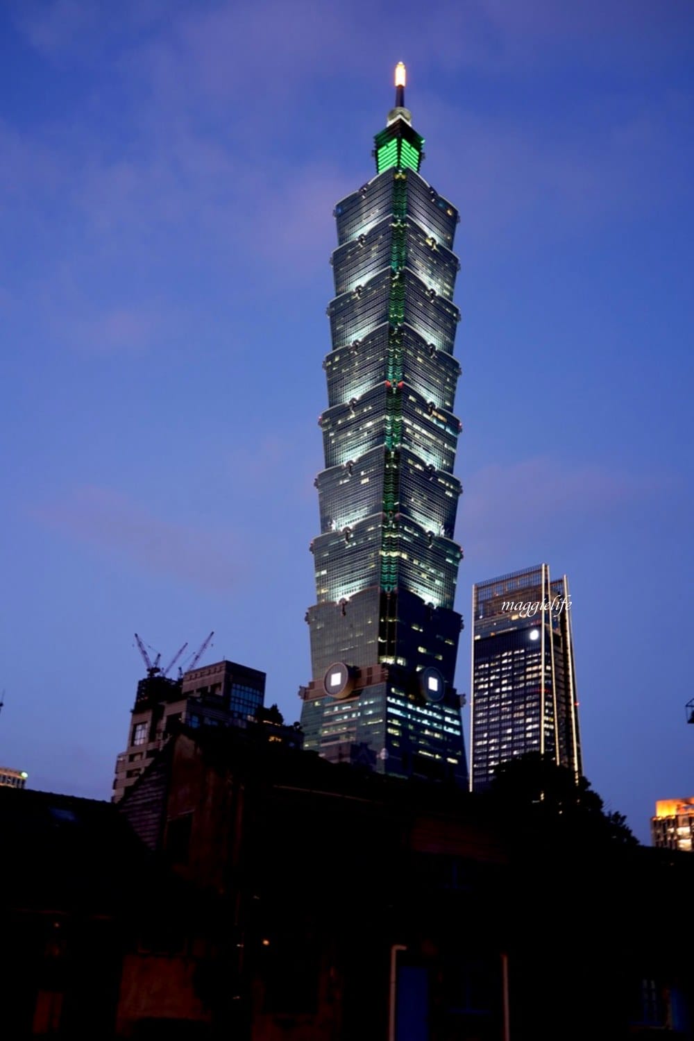 好丘信義店｜好丘貝果聯手米其林名廚James ，打造10款星級主廚手做食材真食貝果，生食級煙燻鮭魚好吃到流淚！四四南村晚上還有超好拍免費光雕秀！