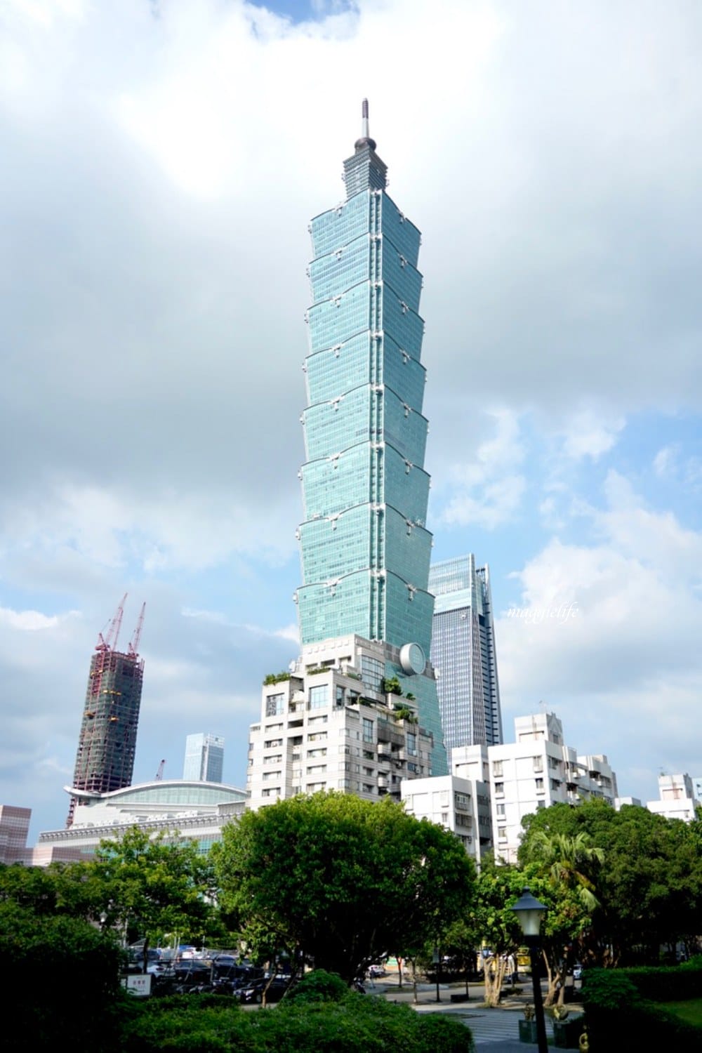 好丘信義店｜好丘貝果聯手米其林名廚James ，打造10款星級主廚手做食材真食貝果，生食級煙燻鮭魚好吃到流淚！四四南村晚上還有超好拍免費光雕秀！