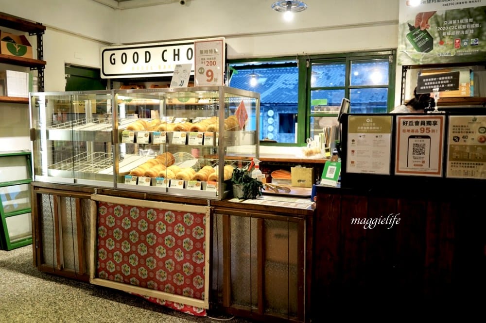 好丘信義店｜好丘貝果聯手米其林名廚James ，打造10款星級主廚手做食材真食貝果，生食級煙燻鮭魚好吃到流淚！四四南村晚上還有超好拍免費光雕秀！