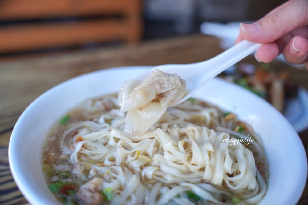 花蓮在地小吃推薦，花蓮豐濱711旁小吃店，台中清水筒仔米糕，小菜超級好吃！