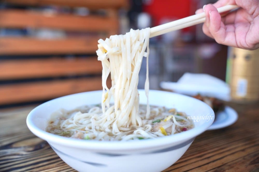 花蓮在地小吃推薦，花蓮豐濱711旁小吃店，台中清水筒仔米糕，小菜超級好吃！