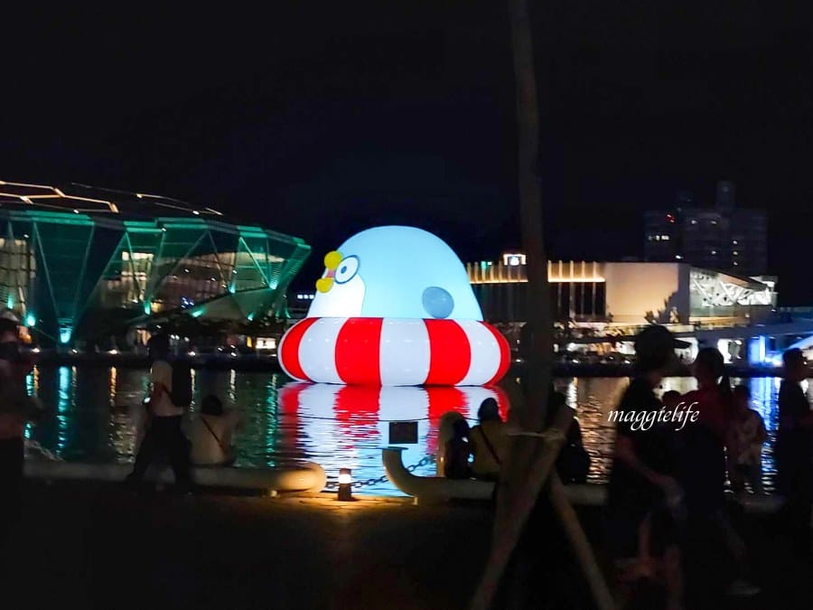 高雄新亮點|無所事事小海豹ㄇㄚˊ幾兔等超療癒人氣貼圖把高雄愛河變萌了！高雄文博會登場，把高雄變可愛了 想去高雄看小海豹本尊啊！