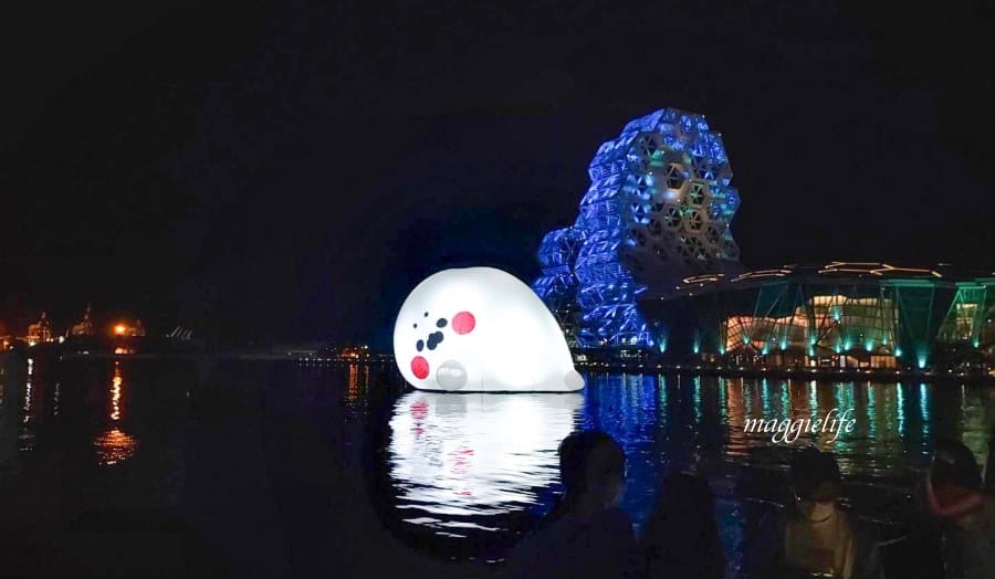 高雄新亮點|無所事事小海豹ㄇㄚˊ幾兔等超療癒人氣貼圖把高雄愛河變萌了！高雄文博會登場，把高雄變可愛了 想去高雄看小海豹本尊啊！