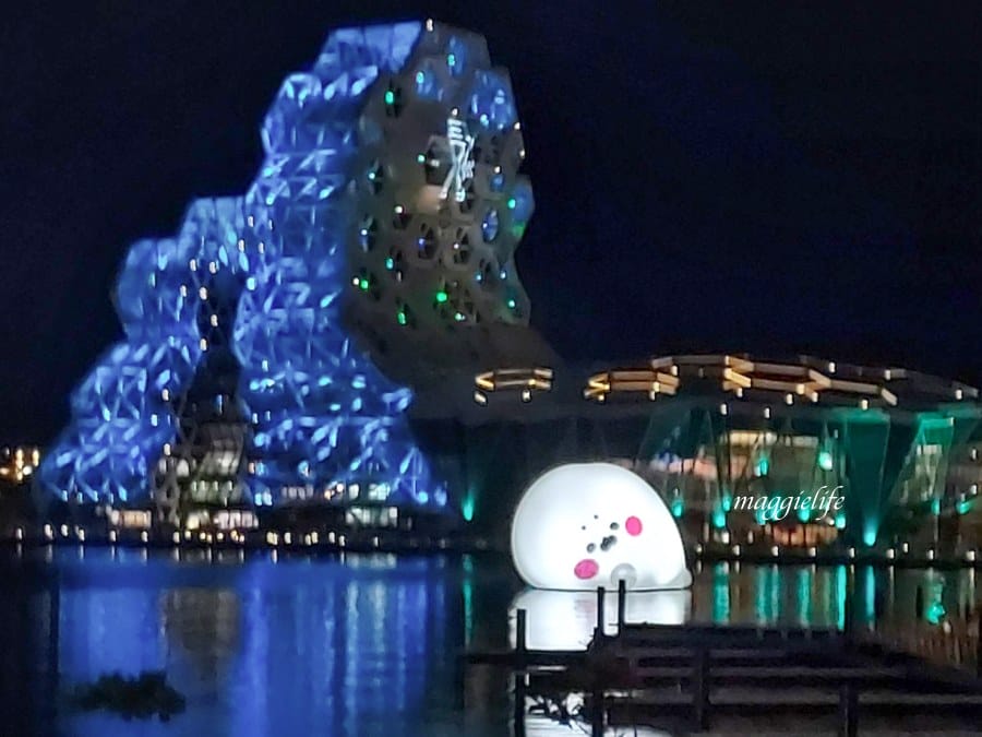 高雄新亮點|無所事事小海豹ㄇㄚˊ幾兔等超療癒人氣貼圖把高雄愛河變萌了！高雄文博會登場，把高雄變可愛了 想去高雄看小海豹本尊啊！