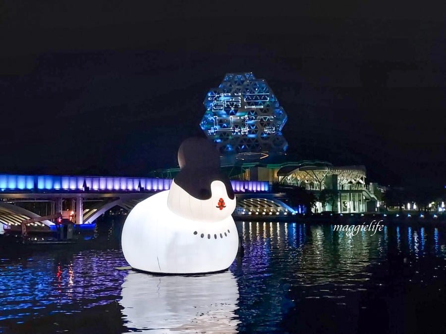 高雄新亮點|無所事事小海豹ㄇㄚˊ幾兔等超療癒人氣貼圖把高雄愛河變萌了！高雄文博會登場，把高雄變可愛了 想去高雄看小海豹本尊啊！