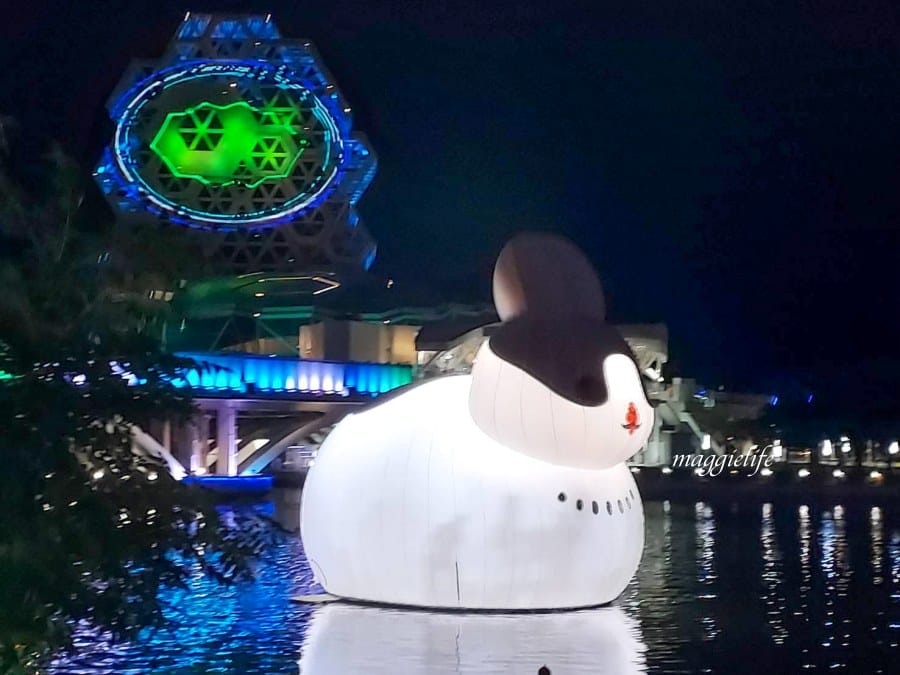 高雄新亮點|無所事事小海豹ㄇㄚˊ幾兔等超療癒人氣貼圖把高雄愛河變萌了！高雄文博會登場，把高雄變可愛了 想去高雄看小海豹本尊啊！