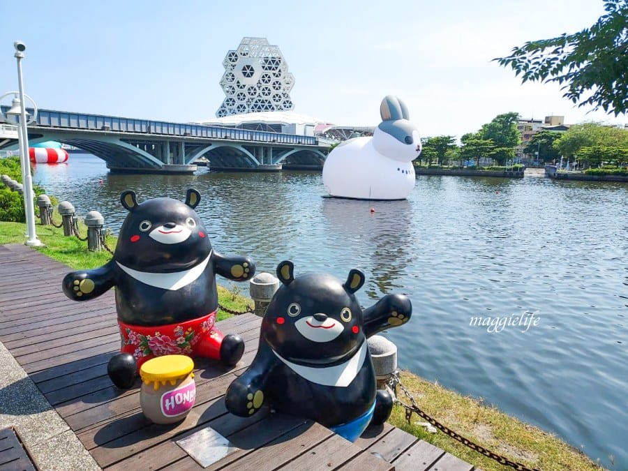 高雄新亮點|無所事事小海豹ㄇㄚˊ幾兔等超療癒人氣貼圖把高雄愛河變萌了！高雄文博會登場，把高雄變可愛了 想去高雄看小海豹本尊啊！