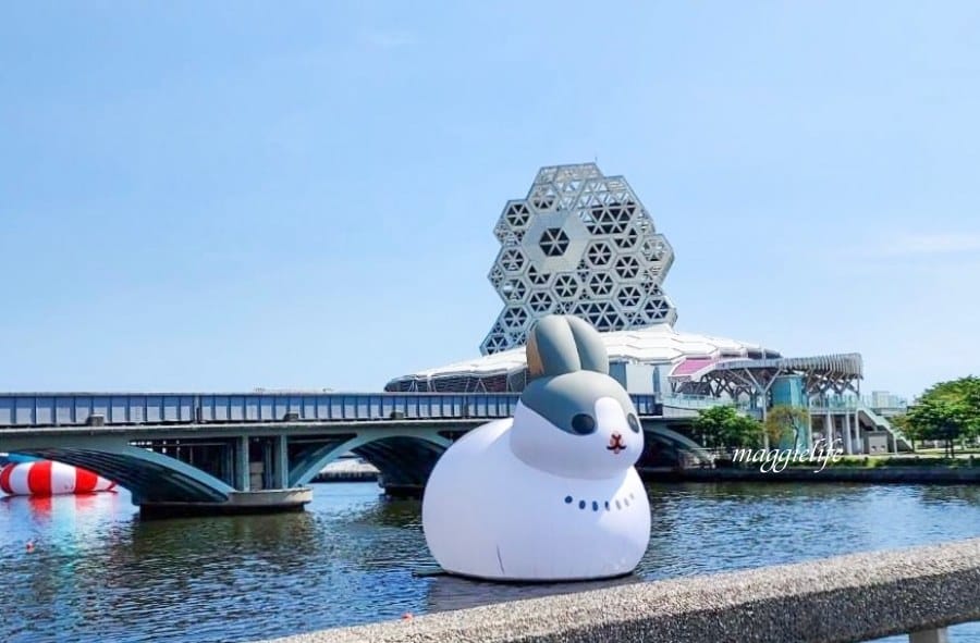 高雄新亮點|無所事事小海豹ㄇㄚˊ幾兔等超療癒人氣貼圖把高雄愛河變萌了！高雄文博會登場，把高雄變可愛了 想去高雄看小海豹本尊啊！