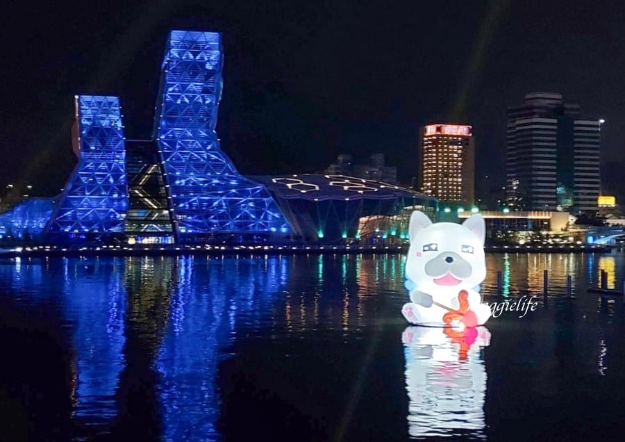 高雄新亮點|無所事事小海豹ㄇㄚˊ幾兔等超療癒人氣貼圖把高雄愛河變萌了！高雄文博會登場，把高雄變可愛了 想去高雄看小海豹本尊啊！