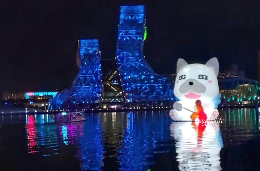 高雄新亮點|無所事事小海豹ㄇㄚˊ幾兔等超療癒人氣貼圖把高雄愛河變萌了！高雄文博會登場，把高雄變可愛了 想去高雄看小海豹本尊啊！