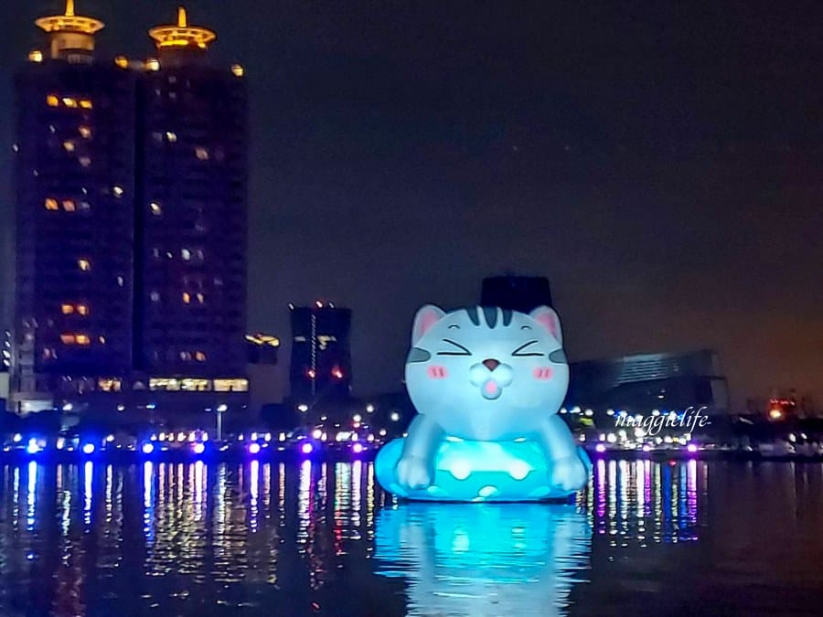 高雄新亮點|無所事事小海豹ㄇㄚˊ幾兔等超療癒人氣貼圖把高雄愛河變萌了！高雄文博會登場，把高雄變可愛了 想去高雄看小海豹本尊啊！