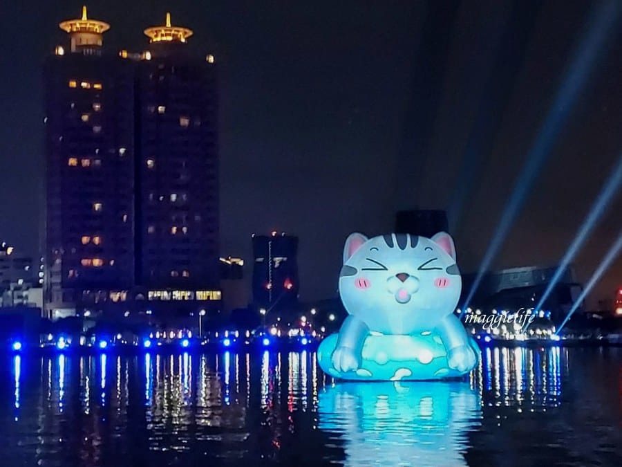 高雄新亮點|無所事事小海豹ㄇㄚˊ幾兔等超療癒人氣貼圖把高雄愛河變萌了！高雄文博會登場，把高雄變可愛了 想去高雄看小海豹本尊啊！